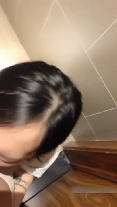 疯狂大三学生妹涵玥玩真实直播桑拿勾引帅哥 卫生间跪舔裹射口爆 到包房无套直接爆操爽 完美露脸 高清完整版