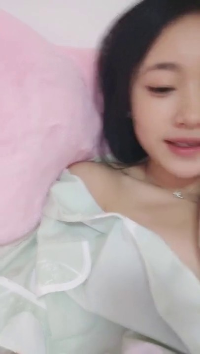 清纯校园女神，家中下海：当一个女孩拿着肉棒自慰快要高潮的时候，妈妈突然推门进来，你什么反应当场社死呀