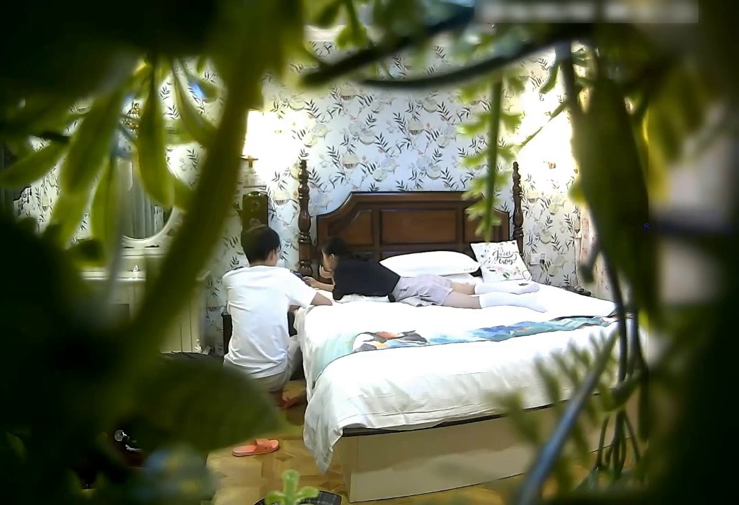 校旁主题酒店年轻大学生情侣约炮美女身材真好短裙白袜活力四射被小伙子抱起来干叫声真给力听声就想肏她对白清晰