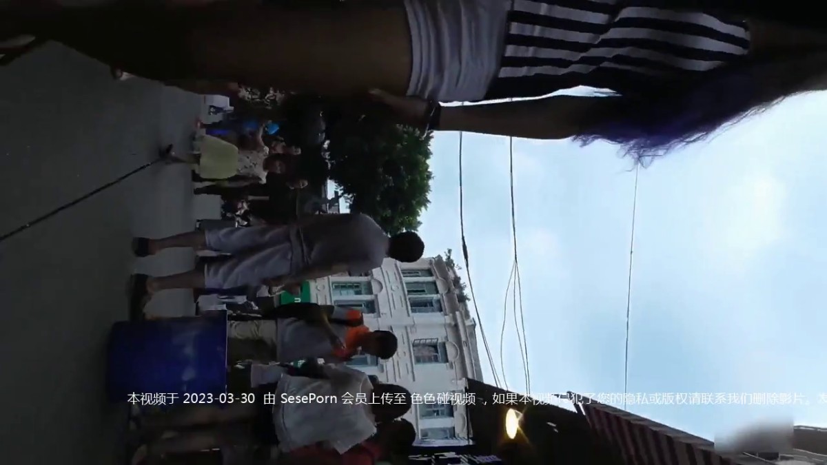 一路跟踪偷拍紧致热裤美女粉嫩的小肥鲍