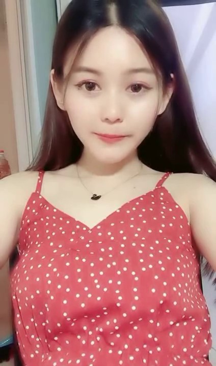 乳头有些奇怪的白嫩美女主播一边跳蛋搞BB一边与狼粉聊天貌似钱到位了可以约炮可以微信发福利清晰对白