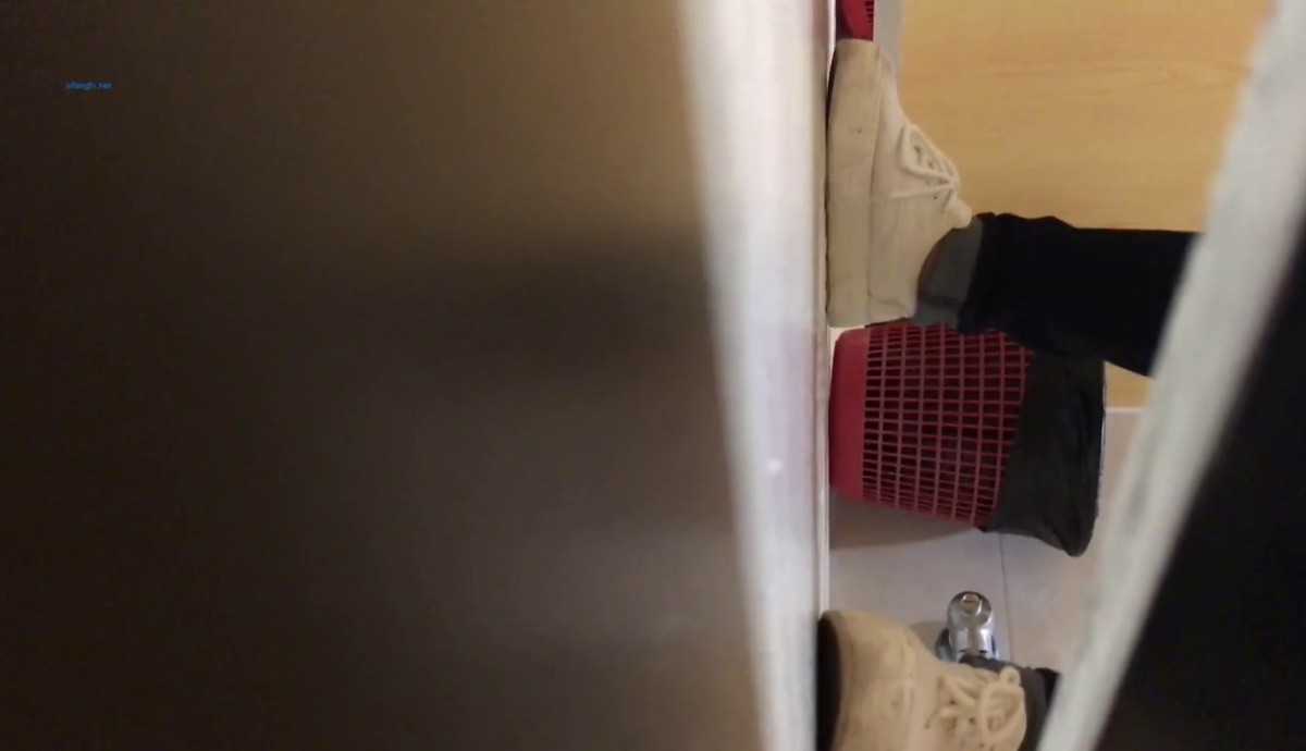 大神潜入酒店隔板女厕近距离侧拍 美女尿尿出来拍脸