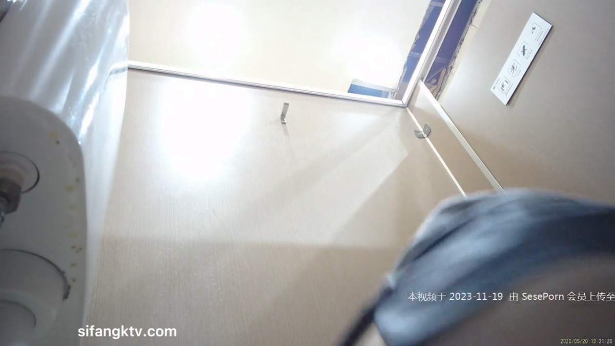 女厕固定高清镜头拍脸移动镜头拍逼，小姐姐小便