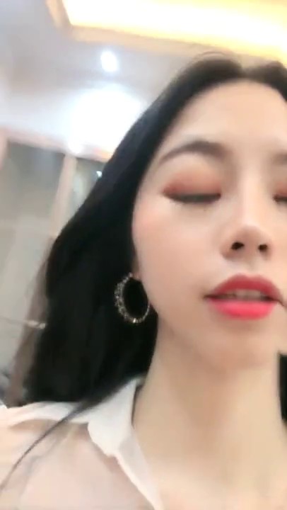 高颜值美女丑曦苗条身材诱人短裙 卫生间道具快速抽插揉搓高潮出水呻吟娇喘 很是诱惑喜欢不要错过