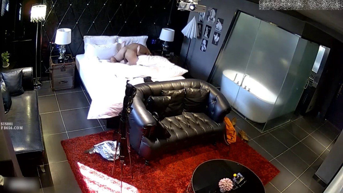 别看中年大伯的身材肥肥的但是性爱技术很给力啊 操穴猛烈连续不停把极品少妇搞的大声呻吟双腿绷直乱颤【水印】