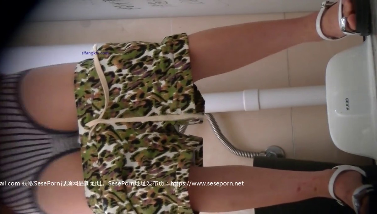 商场女厕全景偷拍三位年轻少妇其中一位极品美女