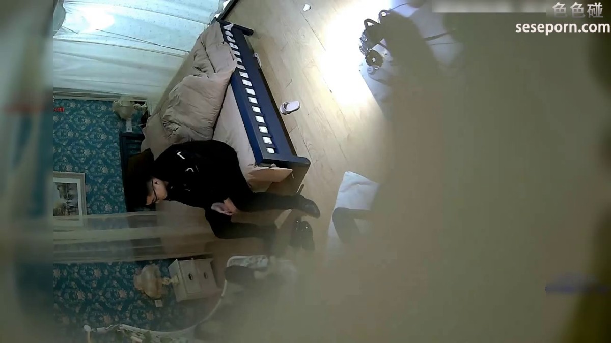 酒店偷拍气质漂亮的女白领被男的在吊篮上操嘴太猛干生气了,后来不知说了什么主动脱掉衣服让干,真能淫叫!