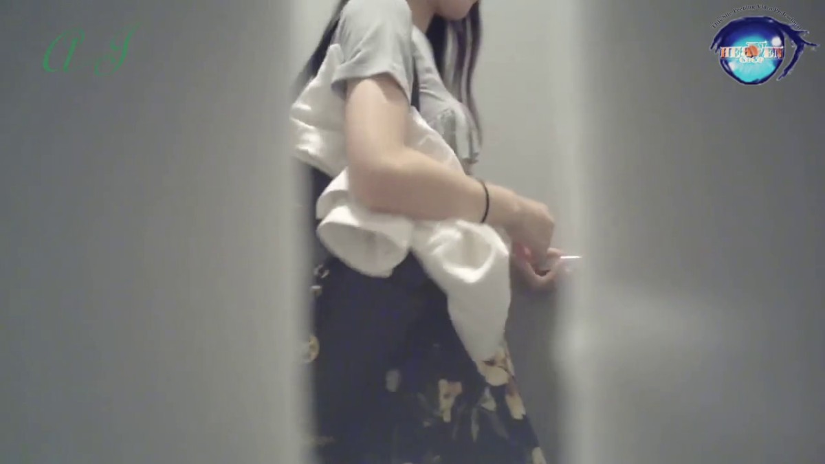 外站最新流出高校女厕偷拍站着擦逼的花裙美眉逼毛很性感