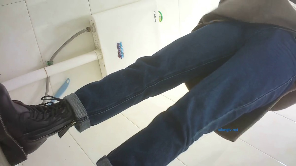 二月最新流出国内厕拍大神暗夜奶茶店女厕全景偷拍长得像李小璐的大眼美女