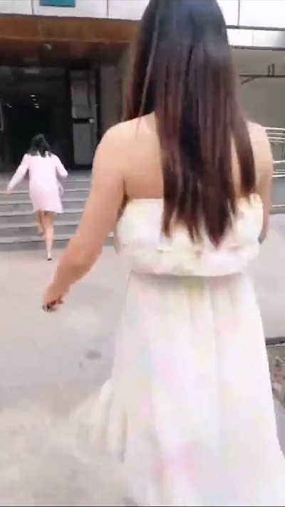 性感网红美女下楼取快递时故意找借口把快递员骗到房间说：我一个人住,好想让男人操我,好深啊,,操死我,射逼逼里!