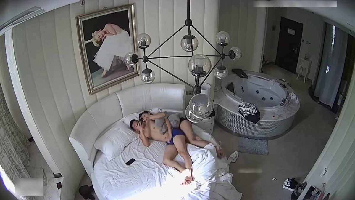 高颜值性感长发美少妇背着老公和情人偷情,女的提前开好房间等男的进来就如狼似虎的吃鸡鸡翘着屁股求操,国语!