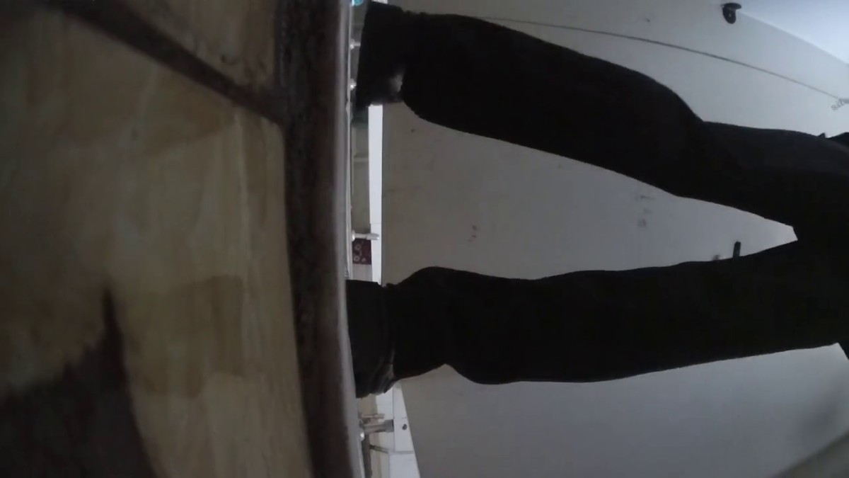 视觉盛宴，公共女蹲厕，连续偷拍超多妹子方便，先看脸，在后位看双洞，浑圆大屁股非常带感.