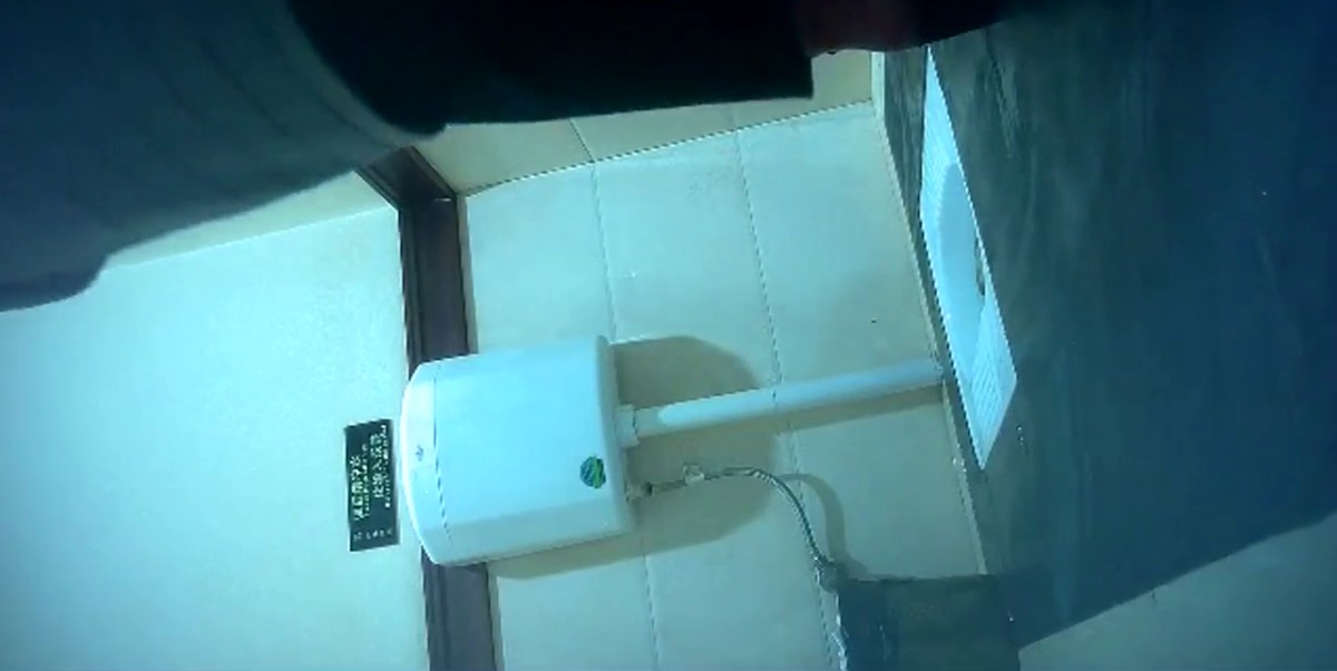 国内某超市公共女厕固定偷拍烟瘾很大的少妇抽烟的样子还挺酷的