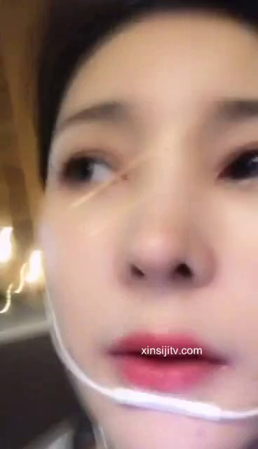 颜值不错御姐餐厅露奶再卫生间自慰 脱掉外套情趣内裤道具JJ吸墙上后入抽插 很是诱惑喜欢不要错过