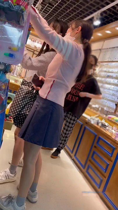 偷拍大神尾随偷拍美女裙底风光 两闺蜜靓女逛街JK短裙白内内性感可爱+短裙小姐姐绿色内内鼓鼓的差点漏逼