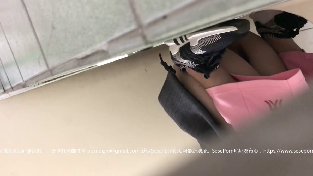 -商场一路跟踪抄底两个JK小嫩妹散发着青春的气息