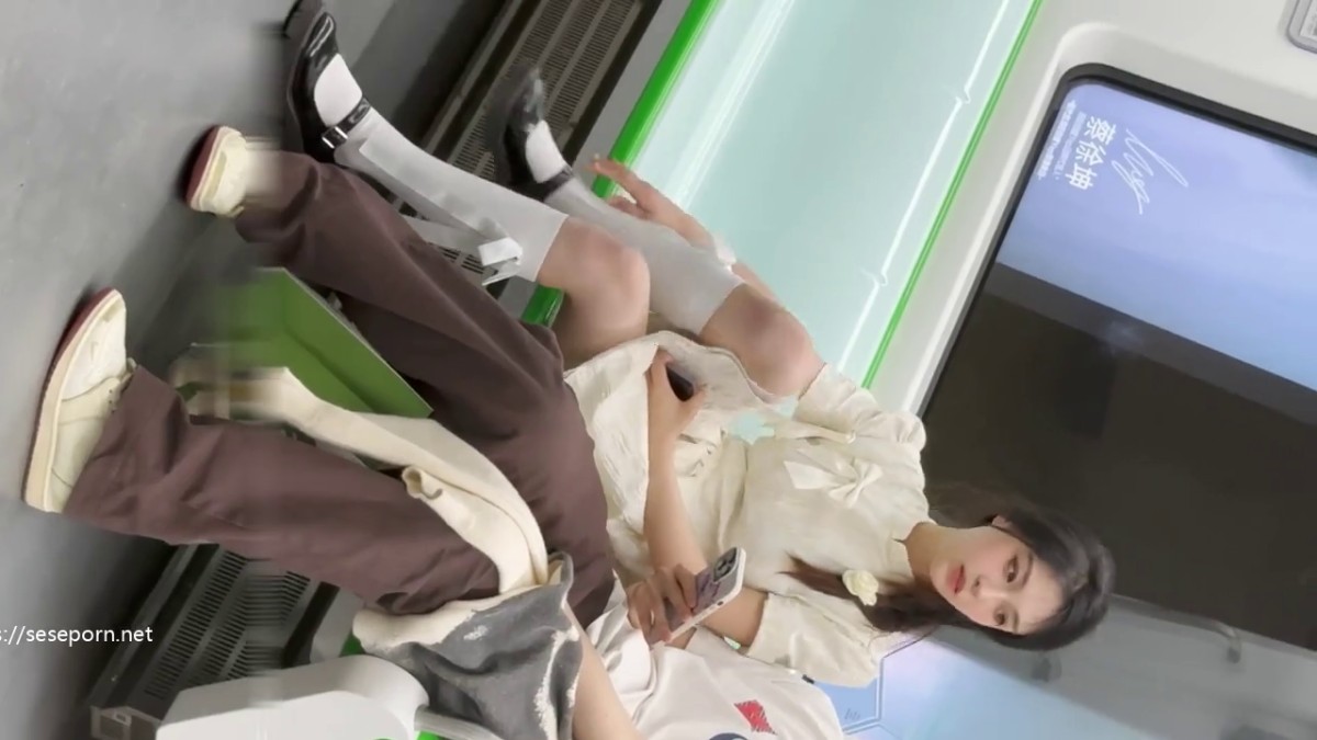 大神KFC商场顶级抄底偷拍 极品学妹扶手电梯 被猥琐男友扣逼反复蹂躏伸进去扣了好久透明内裤露毛一片黑森林