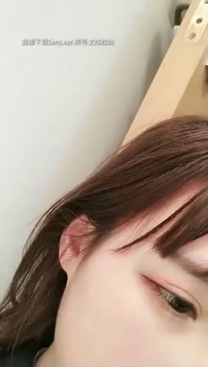 高颜值短发清纯萌妹子【KIKI】门后跳蛋自慰，掰穴特写无毛粉嫩逼逼跳蛋拉扯，很是诱惑喜欢不要错过