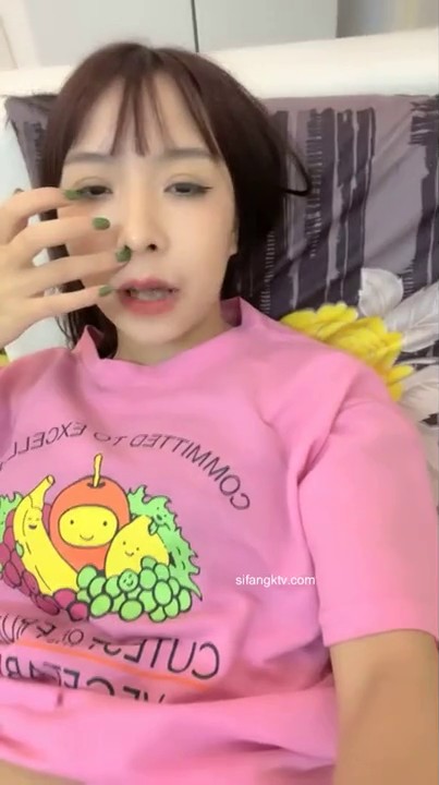 【周导演海选】三女KTV乱舞脱裤子 厕所跳蛋玩疯+校园互舔~1 (1)