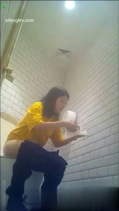 十一月新流出夜总会KTV女厕侧拍小姐尿尿 身材不错的牛仔裤红衣靓妹