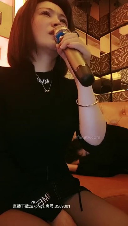被情伤过的女人 -离异少妇- KTV唱歌唱哭了，即时把男模带回家暖被窝，爽得一批