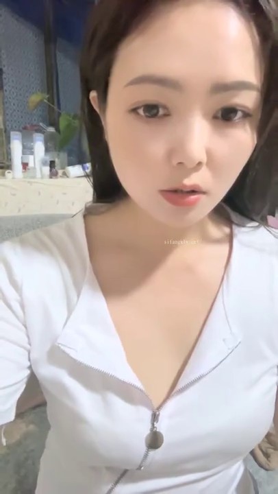 人气颜值御姐，【珊珊约隔壁邻居】，KTV里唱歌饮酒，醉醺醺间，干柴烈火一触即燃，无套插入带新人西海