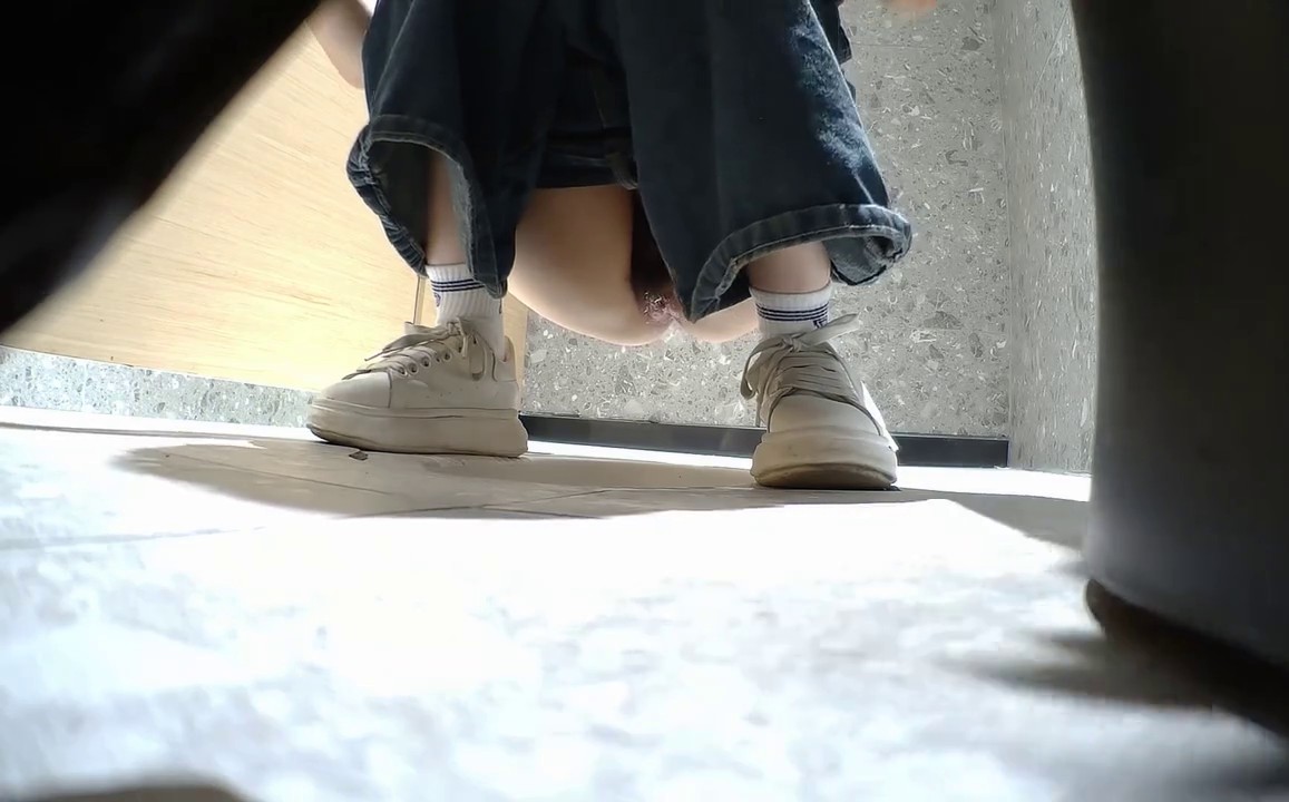 KTV女厕全景偷拍几个漂亮的小姐姐嘘嘘 还有一个无毛的小白虎