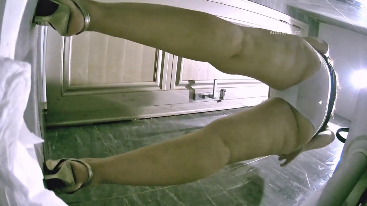 九月最新流出 厕拍大神给KTV送啤酒 顺便偷拍小姐尿尿牛仔短裤高颜值美女貌似得了性病屁股斑点有点吓