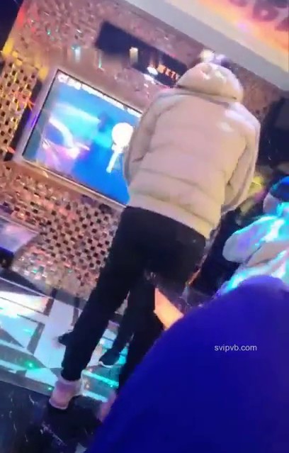 几个技校读书的零零后真会玩寒冷冬夜KTV卫生间包房一边唱一边操逼真缺德拿喝酒杯洗鸡巴