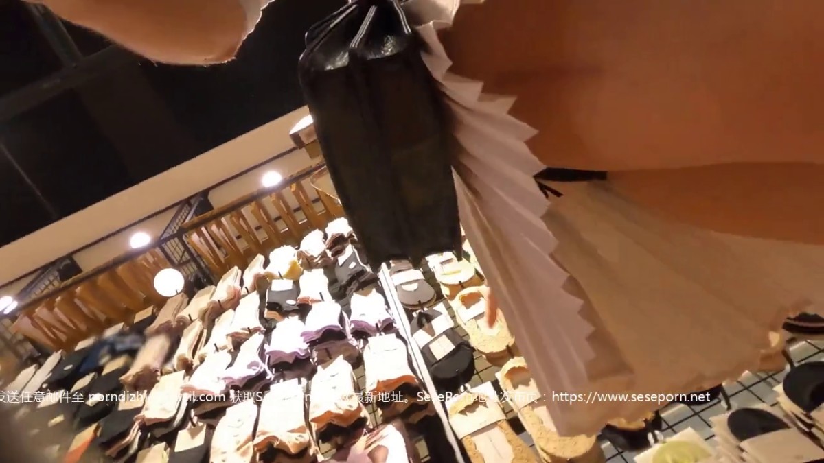 四月新品空城原创 再遇之前的无内骚货这次是性感透明黑窄内+OL下班买吃的透明内裤