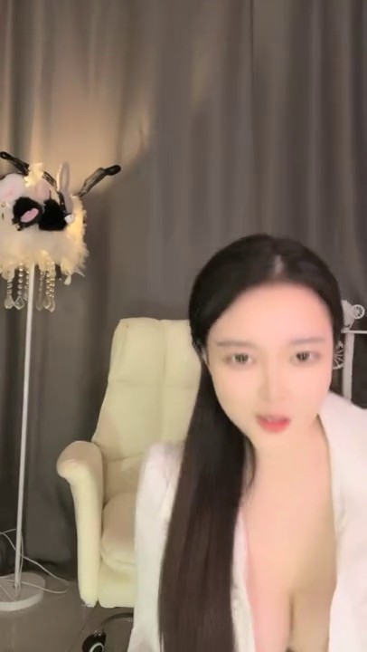 极品尤物网红美女！豹纹内衣OL风！扒开珍珠内裤，大黑牛震骚穴，跪在地上翘肥臀