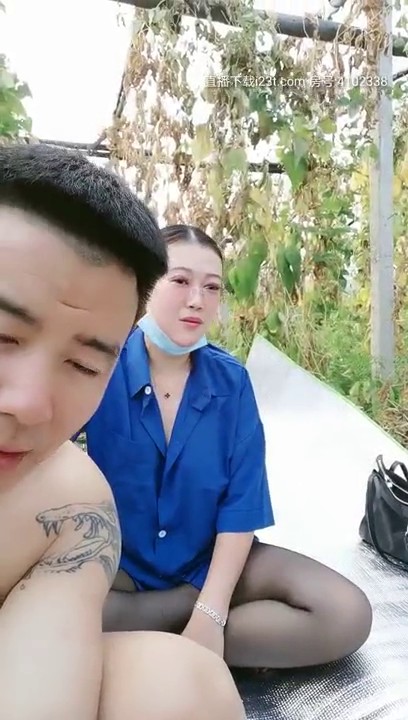 平台群P开拓者〖小M寻找主人〗户外野战3P轮操精彩来袭 两个猛男轮插爆操眼镜骚女 回酒店接着干 高清源码录制