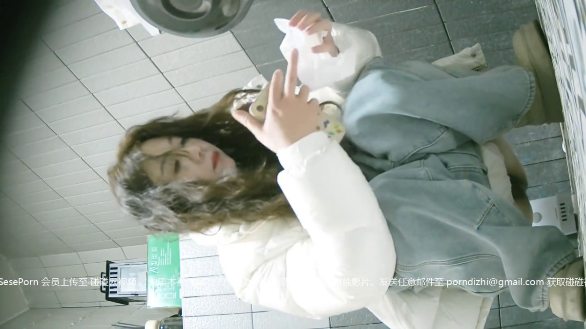 三月流出厕拍大神❤️写字楼女厕前后景双视角高清偷拍女同事尿尿无毛白虎PK毛茸茸眼镜妹
