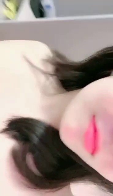 舞蹈系超清纯眼镜嫩妹，翘起大白美臀拍打很Q弹，奶头也是粉色柔软奶子，手指后入扣穴，太爽了娇喘呻吟不断