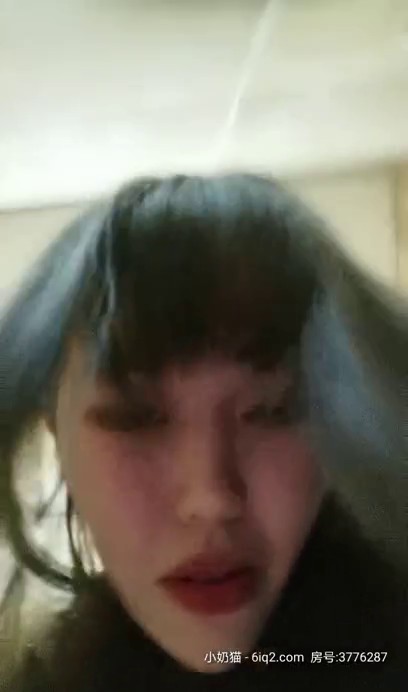 雪儿r粉 小骚逼没钱花了，躲在男厕塞着跳蛋自慰，伺机勾引路人干一次就要500块钱