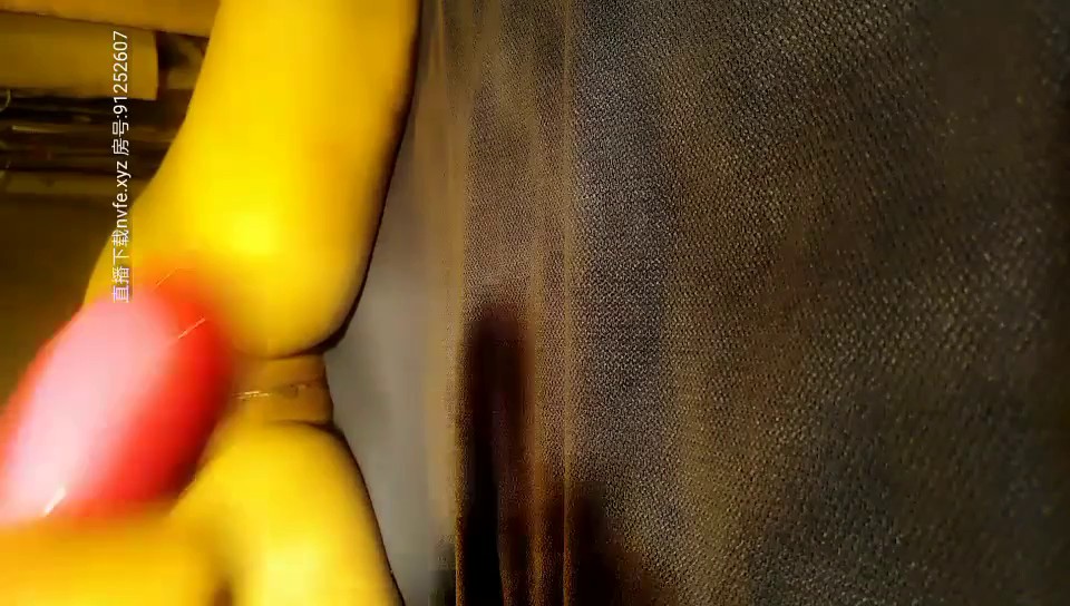 SPA养生馆男技师偷拍女客人特殊服务，20多岁无毛肥逼骚货，精油推屁股油光程亮，跳蛋塞入震动，跪按摩床上后入爆插