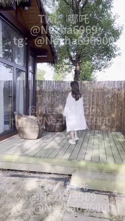 【精品露出】小哪吒SVIP福利，海滩春游超长露出淫荡的骚母狗，淫荡的模样只给爸爸看