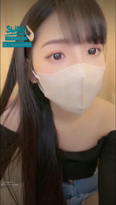 长相十分甜美的Swag台妹，用粗粗的玩具插入小骚穴发出嗲嗲呻吟