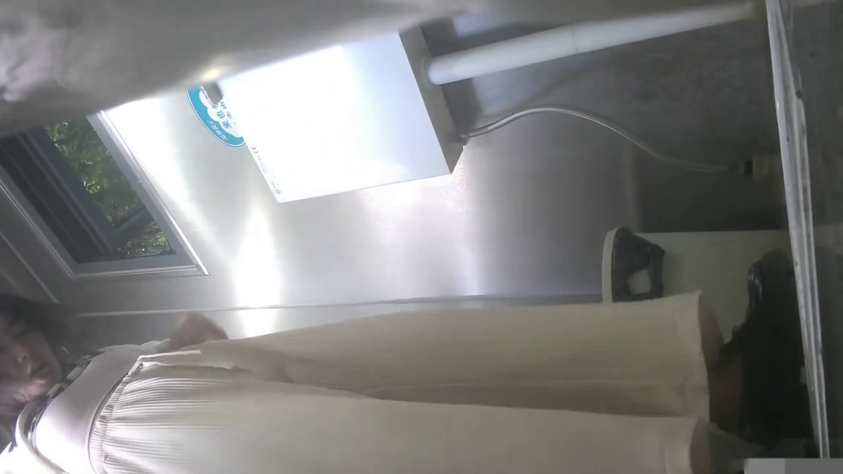 学院女厕偷拍白T披肩发美女 杂乱的穴毛肥美的鲍鱼