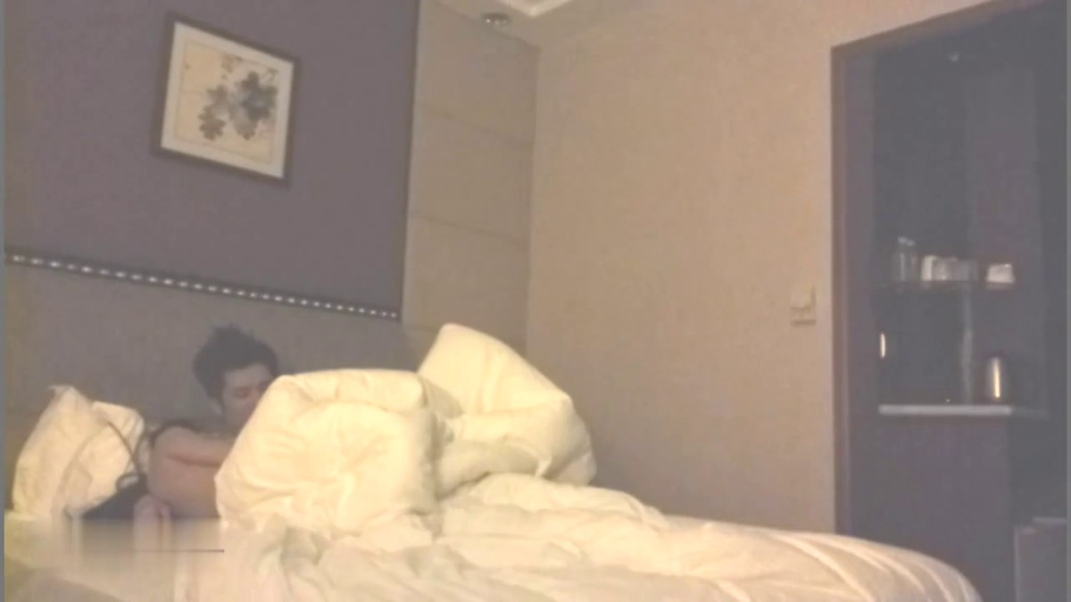 女神级T台车展美女嫩模和公司现场策划师酒店开房啪啪,男的用尽全力狠狠干她,把逼逼都肏痛了,自己捂着不干了!