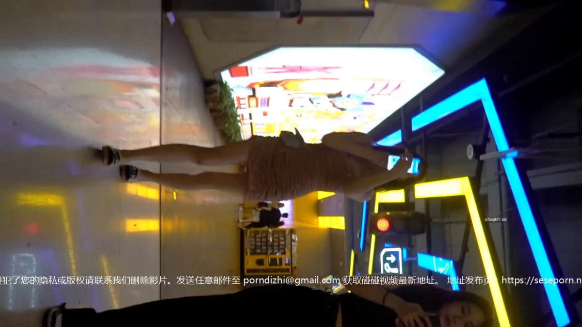 -YC商场抄底紧身包臀粉裙尤物 弯腰露出光洁白腿根和布条状窄内