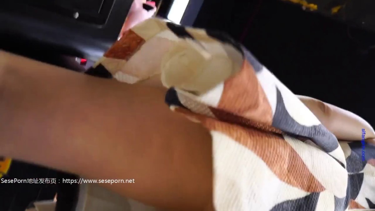 YC商场偷拍系列夏日炎炎偷拍各种清凉裙底 白色连衣裙气质美女热得连内裤也没穿就出门