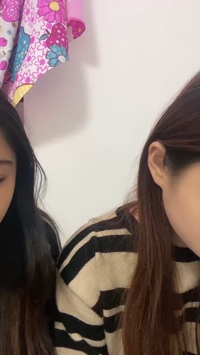 两个甜美漂亮00后妹子！婴儿肥卡哇伊！奶子发育还不错，全裸扭腰摆臀，张开双腿掰穴特写