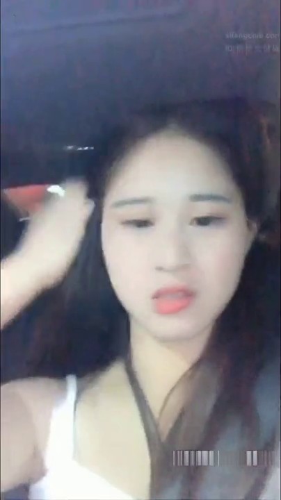 奶茶妹周末休息和干部模样的干爹去购物开车到偏僻的路边车震哈哈还自称口爆专业户