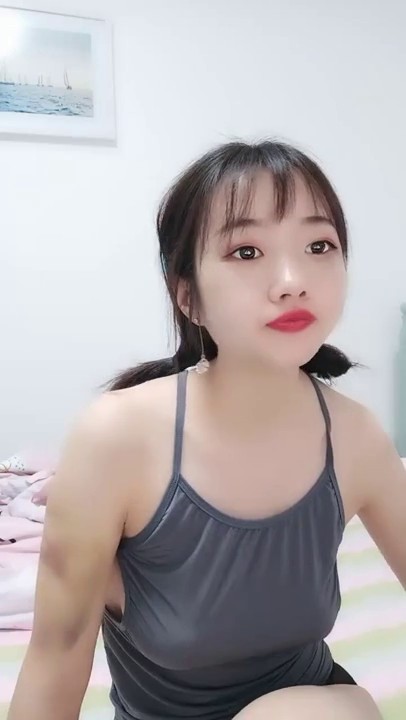 童颜巨乳两个00后萌妹子无毛粉逼双女震动棒互玩炮友双飞啪啪，按摩器假屌插入舔奶摸逼上位骑坐后入猛操