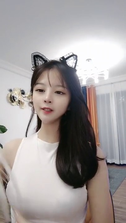 01年龙泽萝莉-和02年的闺蜜 ：互舔骚逼，大黑牛自慰，吸得一嘴淫水，咸死啦