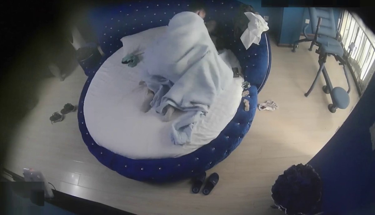 专业炮房猥琐小青年与身材苗条美乳女友啪啪啪肏的很猛把小女友干的尖叫不止淫叫说老公好长太能叫了要哭了