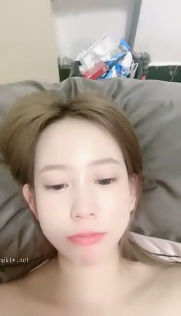 草莓兔兔新人小学妹下海，【草莓兔兔】，白得发光，少女特有的肉感，小粉逼被各种东西玩弄，男人的最爱