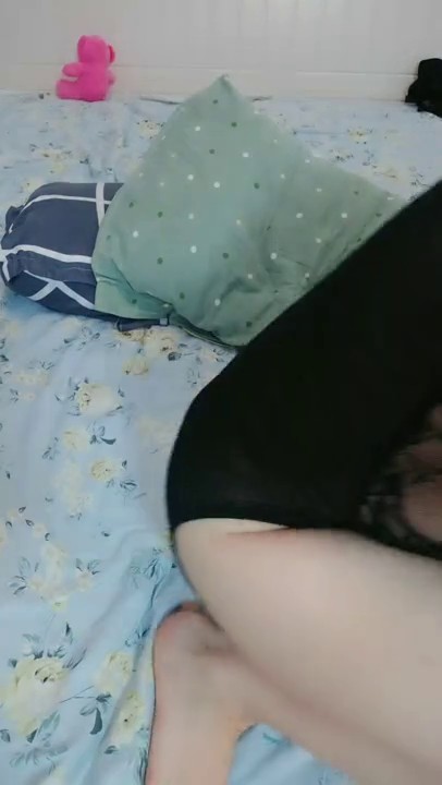 黑丝高跟风骚人妻伺候大哥激情啪啪，口交大鸡巴让大哥用道具爆菊花，玩弄骚穴无套抽插爆草蹂躏，内射中出