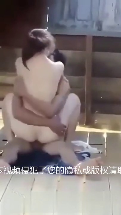 偷窥小情侣在野外小木屋啪啪 操的好激烈 年轻人想操逼又没钱开房 哪儿都是主场